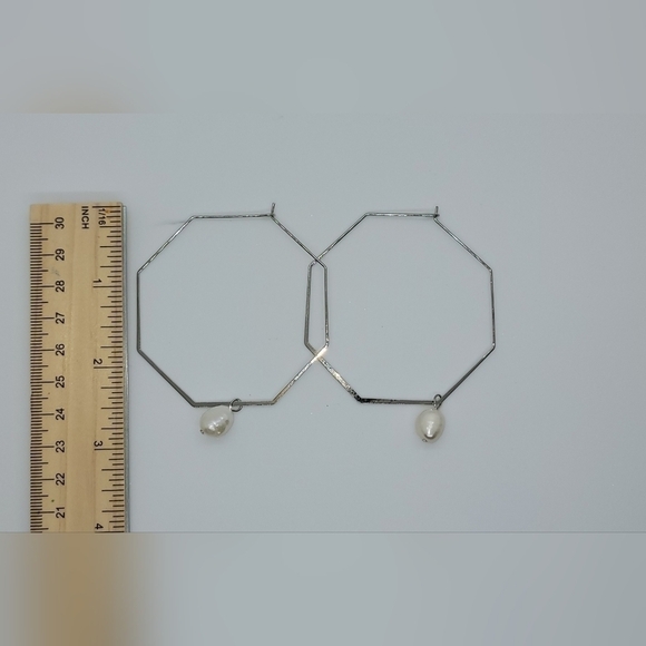 SILVER colored hoops with drop pearl - Picture 3 of 3